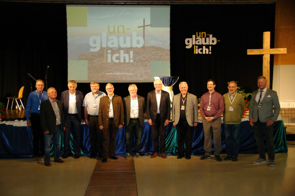 Das Leitungsteam der Thementage in Wieselburg mit Pfarrer Ulrich Parzany: v.l.n.r.: Dr. Frank Hinkelmann, Leiter; Josef Trinkl, Leiter-Stv.; Franz Wimberger, Alfred Bill, Fred Ixenmaier, Anderas Lengauer, Pfarrer Ulrich Parzany, Franz Seiser, Koordinator; Thomas Carlsson, Wolfgang Rerych und David Zezula.